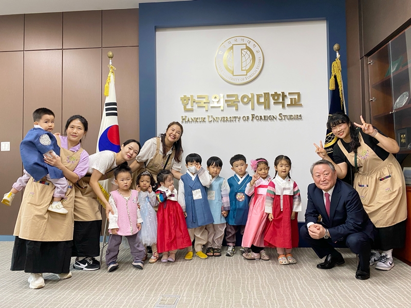 한국외대 어린이집 추석맞이 송편 전달 행사 진행 이미지