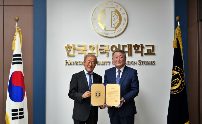 윤윤수 미스토홀딩스 회장, 한국외대에 발전기금 10억 원 기부 대표이미지